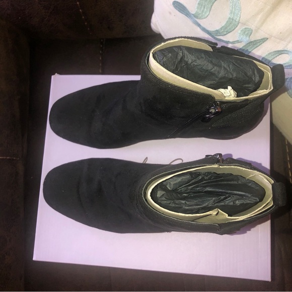 Easy spirit sz 8 M.  Black suede. In box with packaging materials.  Dalisia2 - Picture 3 of 13